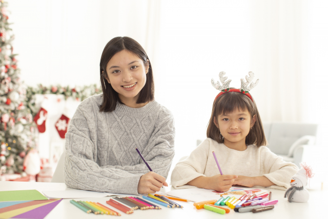 微笑む少女と女性スタッフ